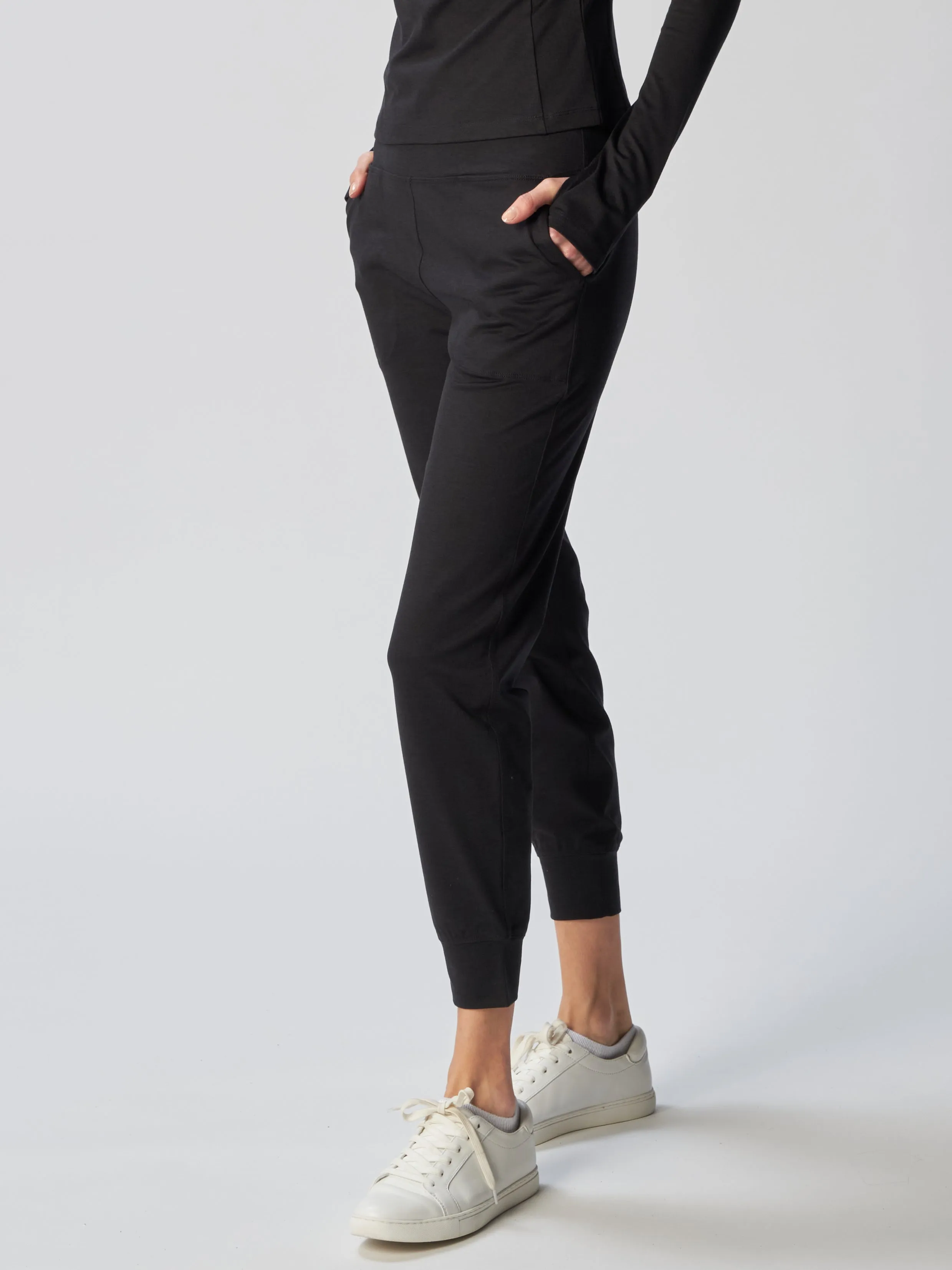 Comfort Jogger in Black