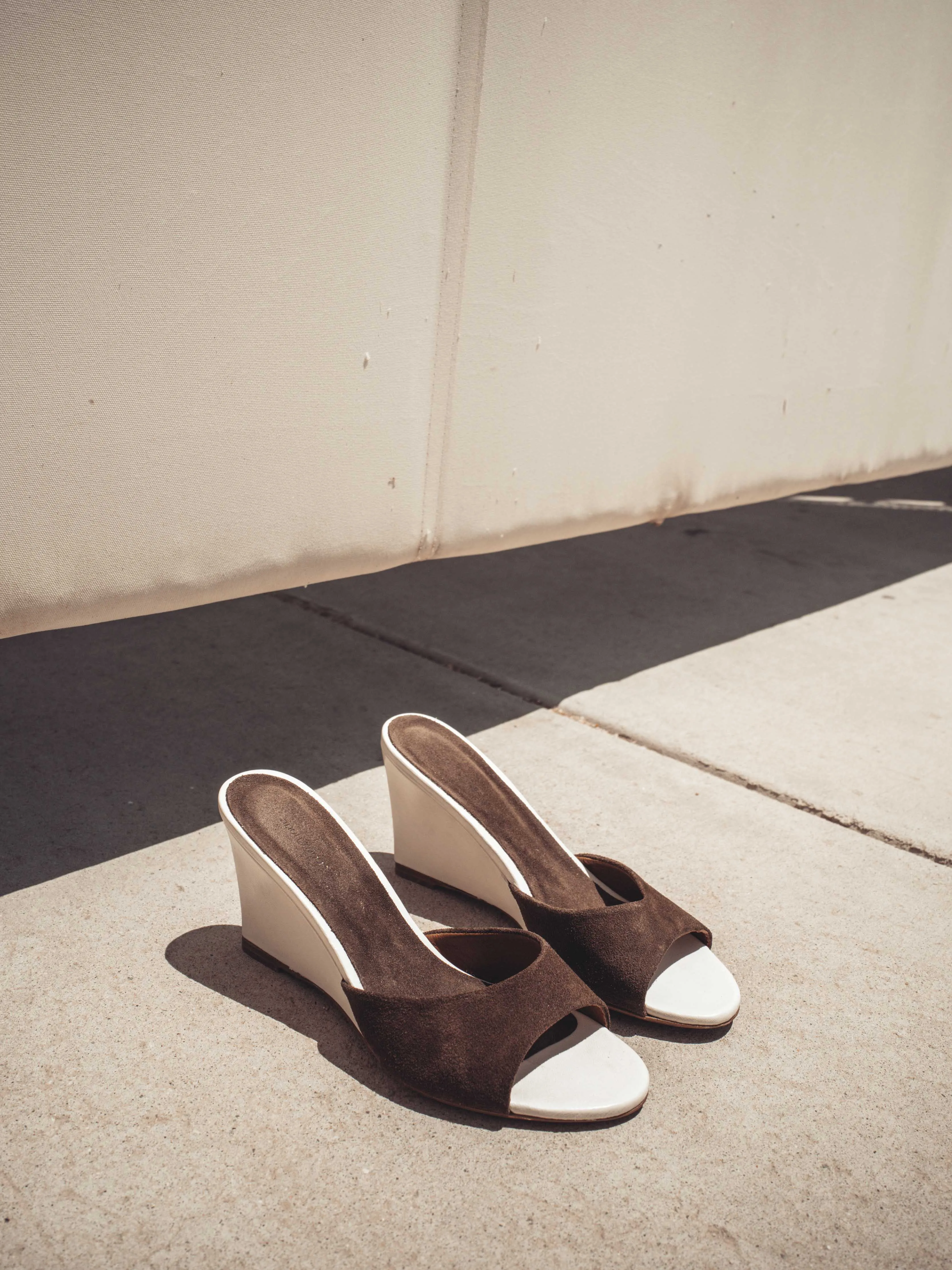 Gwen 75 wedge Calf suede & sleek leather Coffee brown & milk white